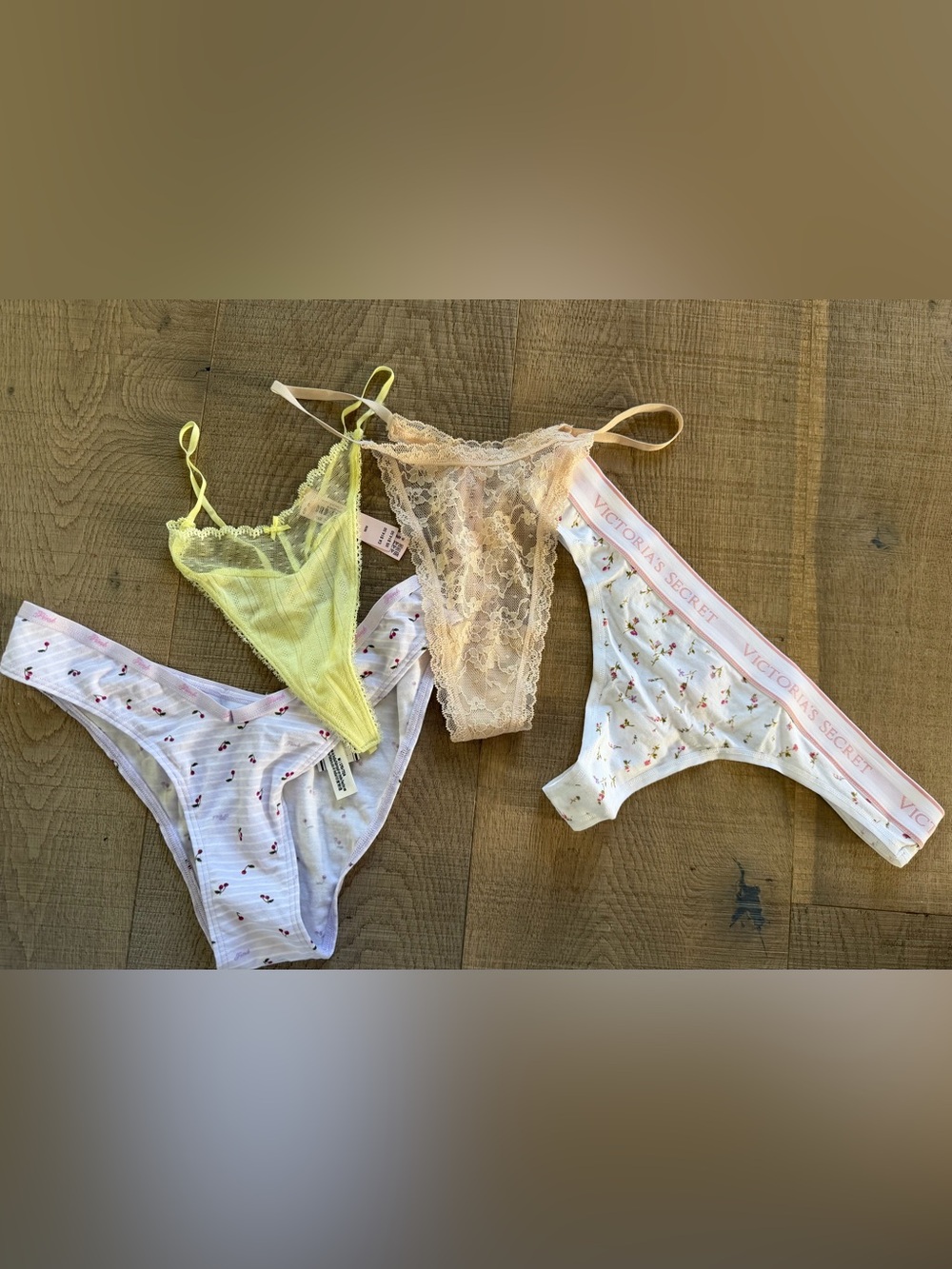 Victoria Secret 4 pairs of underwear panties sz-M